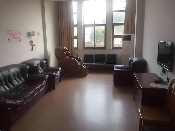 大专网络课程毕业能入深户吗_变态男躲女神床下，尺度生猛的日本电影！ 的理我对这是时代解
